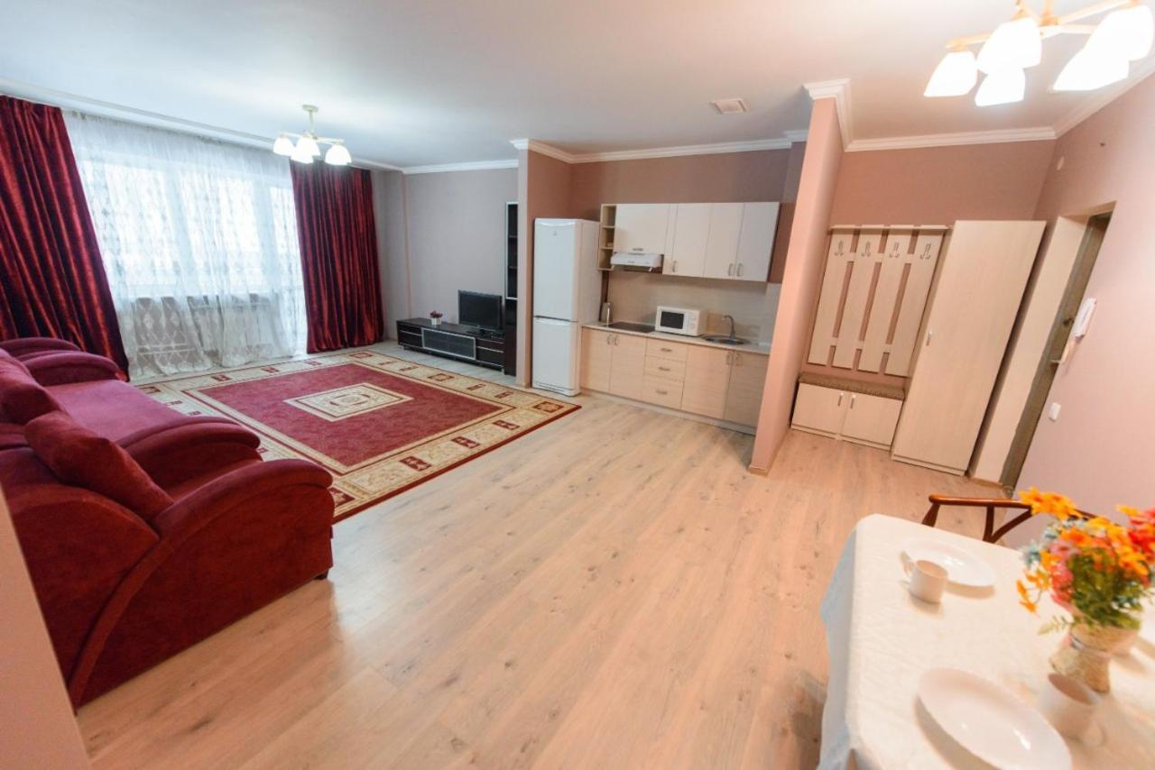 Apartmán 2-Ком Кв В Жк Куат На Абая-Масанчи 1Этаж Almaty Exteriér fotografie