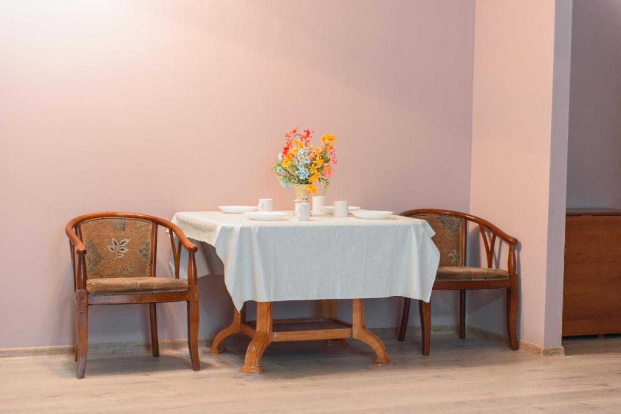 Apartmán 2-Ком Кв В Жк Куат На Абая-Масанчи 1Этаж Almaty Exteriér fotografie